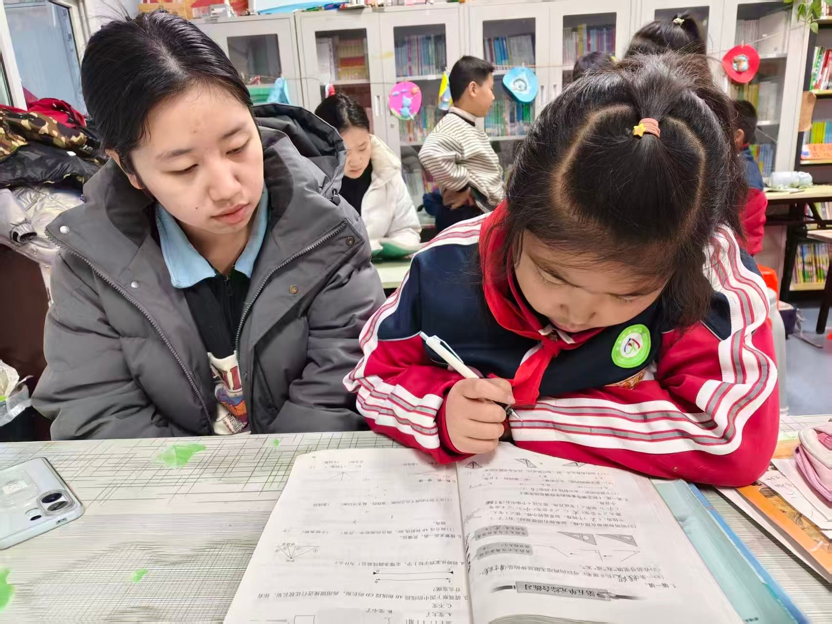 政法青协开展积成社区“四点半课堂”活动